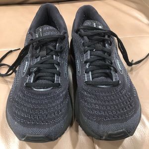 Black Brooks mens runnning shoes size 9